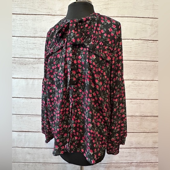 Harve Benard Tops - Harvé Benard Black Blouse with Tiny Red Roses! 🌹Large